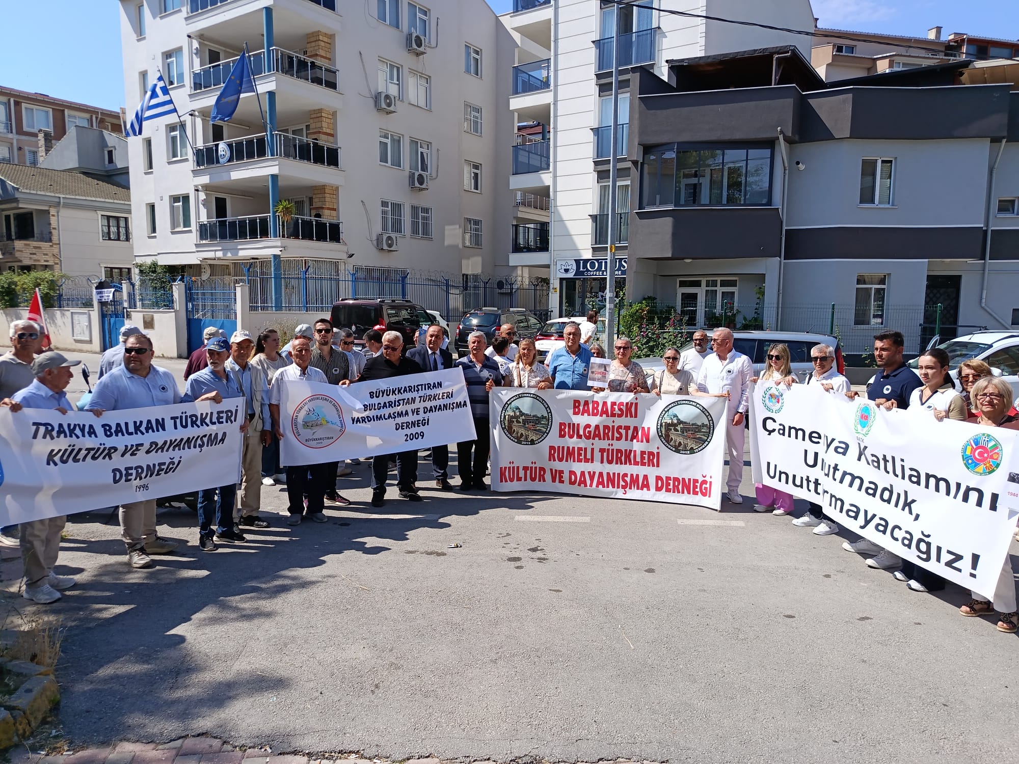 Yunanistan'ın kuzeybatısında binlerce Müslüman Arnavut'un öldürüldüğü Çamerya Katliamı'nın 82'nci yıl dönümünde Edirne'de bir araya gelen sivil toplum kuruluşları, Yunanistan Konsolosluğu önüne siyah çelenk bırakarak tepki gösterdi.